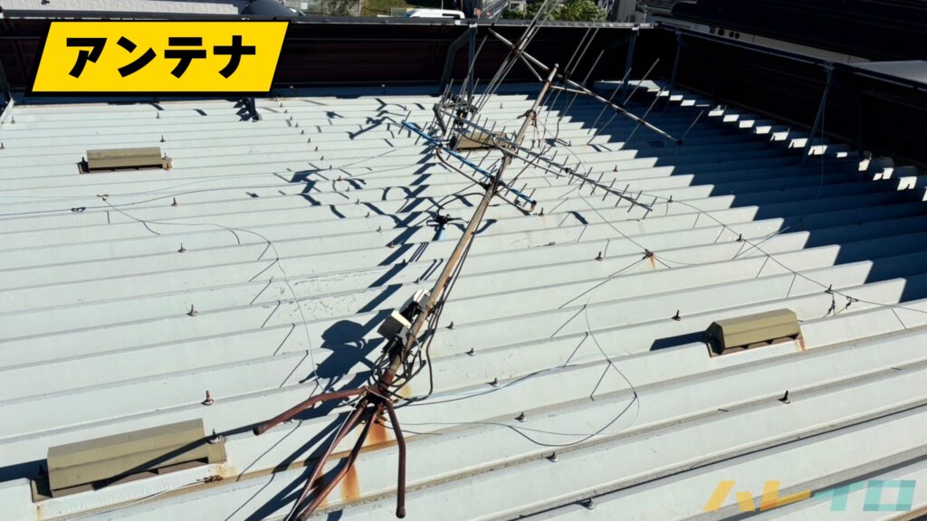 2019年9月の房総半島台風で埼玉県の集合住宅のアンテナが倒れた状態を、丸山建設株式会社が現地調査で撮影した被害写真