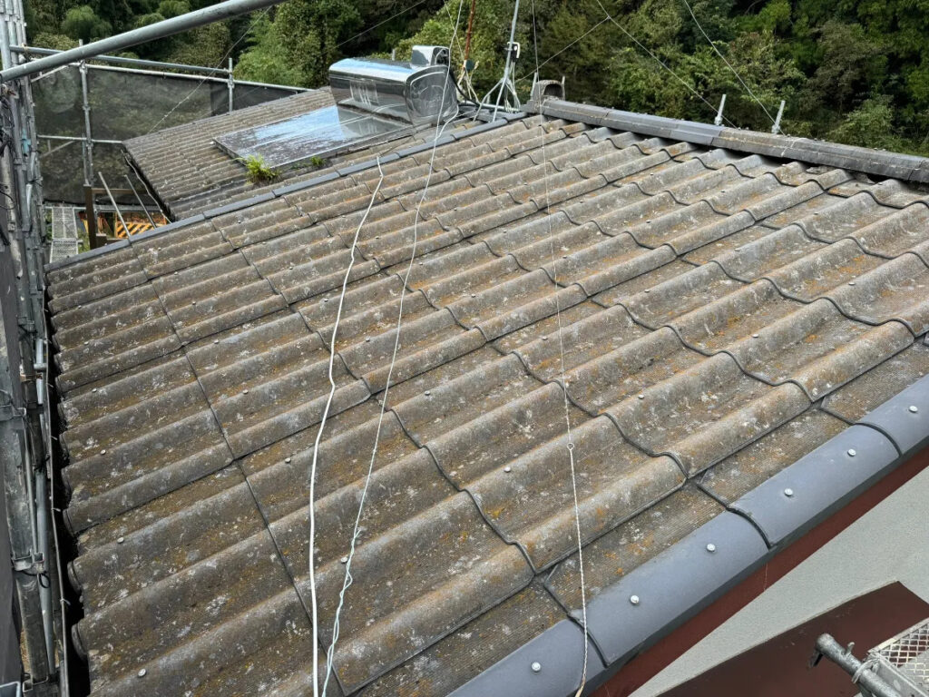屋根の塗装工事をする前の全景写真(まだ塗ってない状態)