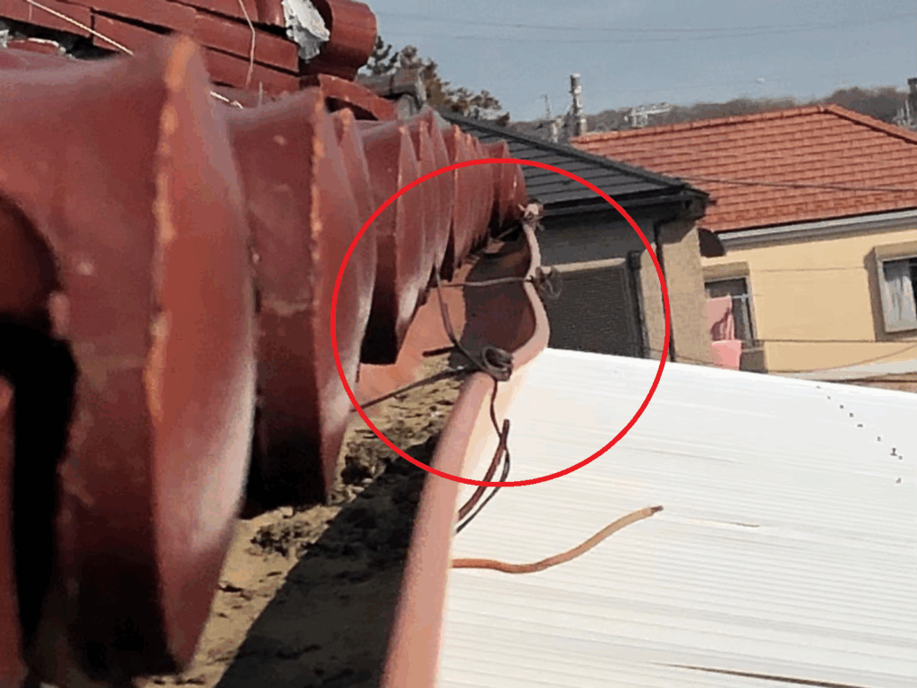 強風の影響で雨樋が歪んでいる状態