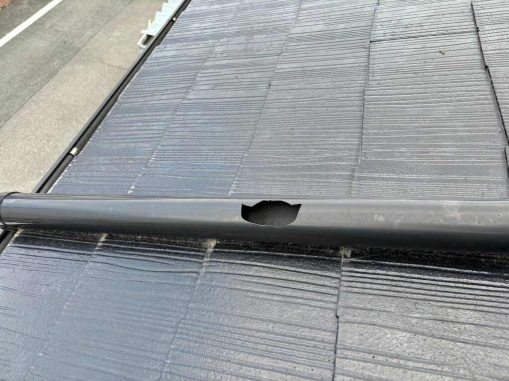 強風時の飛来物により竪樋に穴が空いている状態