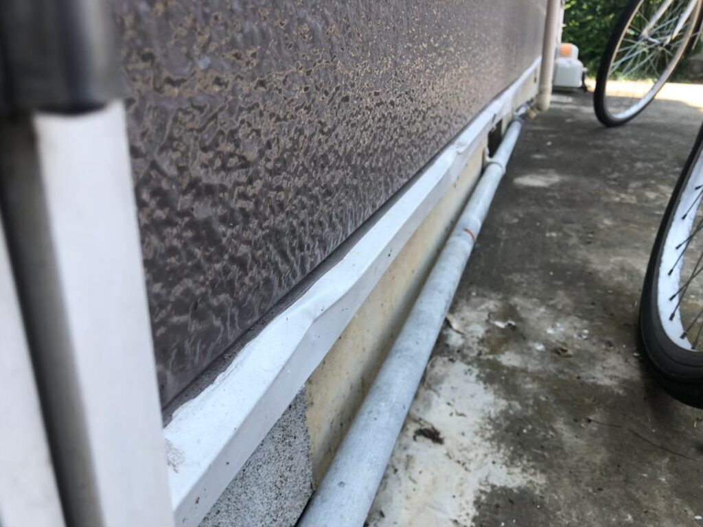 突発的な衝撃により土台水切りが大きく歪んでいる状態