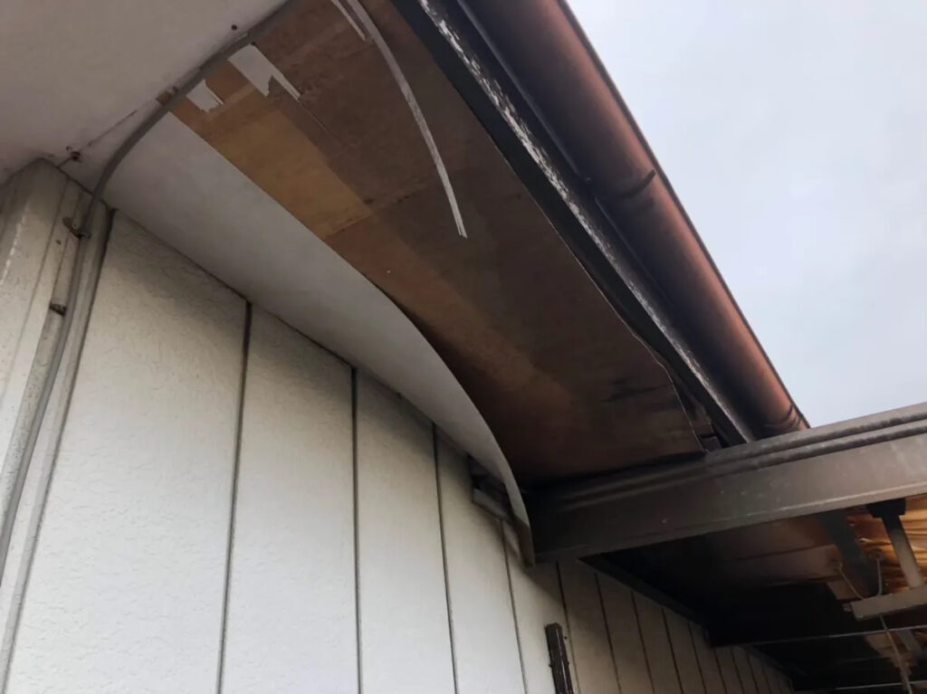 チェックポイント①:軒天材の「剥がれ」や「浮き」