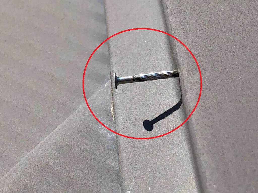 棟板金の釘が抜ける主な原因
