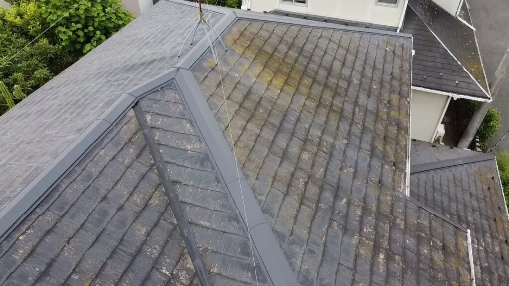 屋根の修繕工事と塗装工事をする前の全景写真