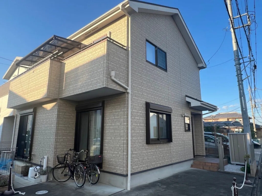 外壁塗装の工事をする前の全景写真(まだ塗ってない状態)