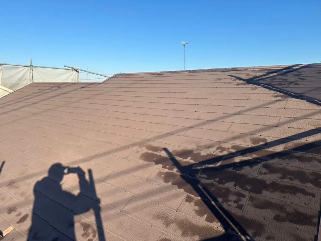 屋根カバー工法の工事前の全景写真(何もしてない状態)