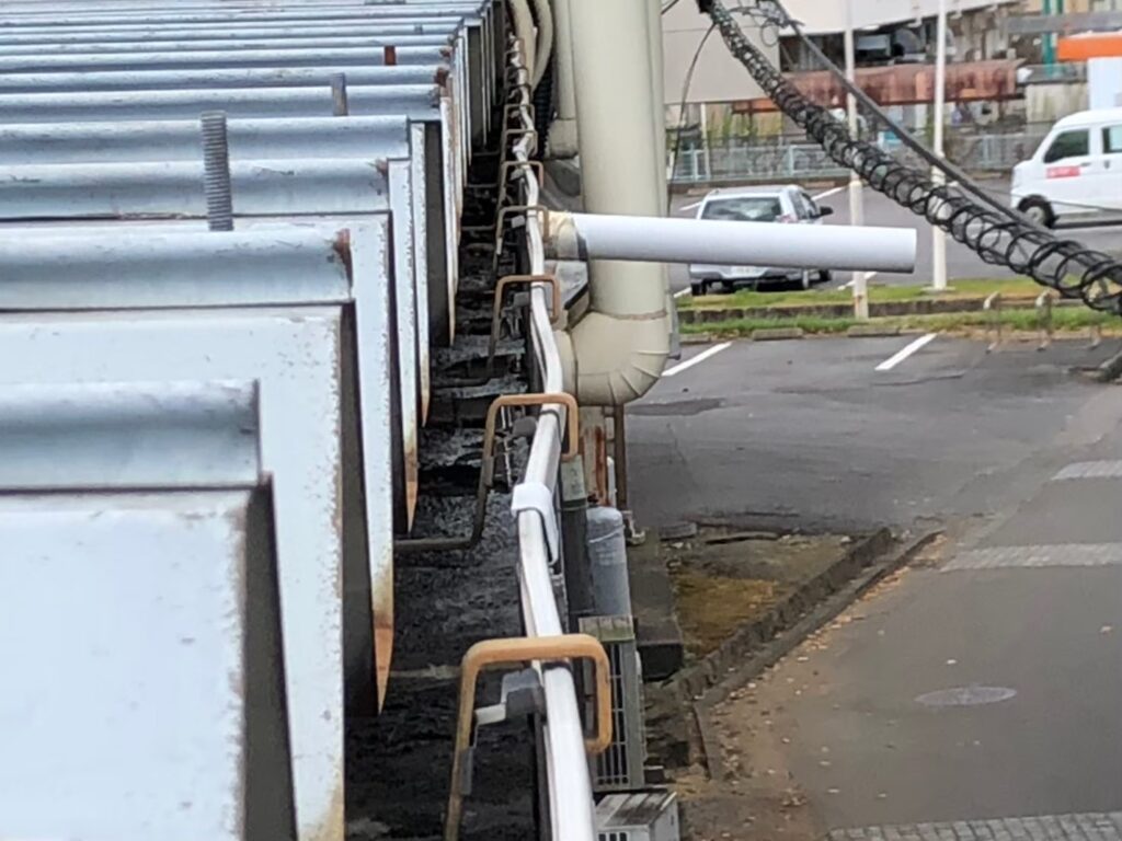 強風で大きく歪んだ雨樋と修理が必要な破損箇所