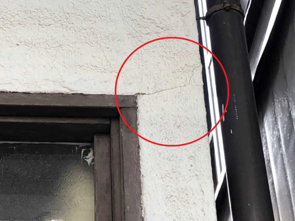 外壁のひび割れを放置するとどうなる?