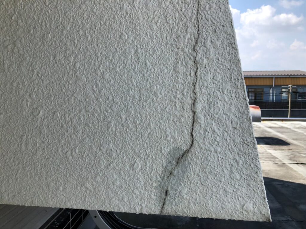 地震の影響により外壁表面にひび割れが発生し、防水性能が低下している状態