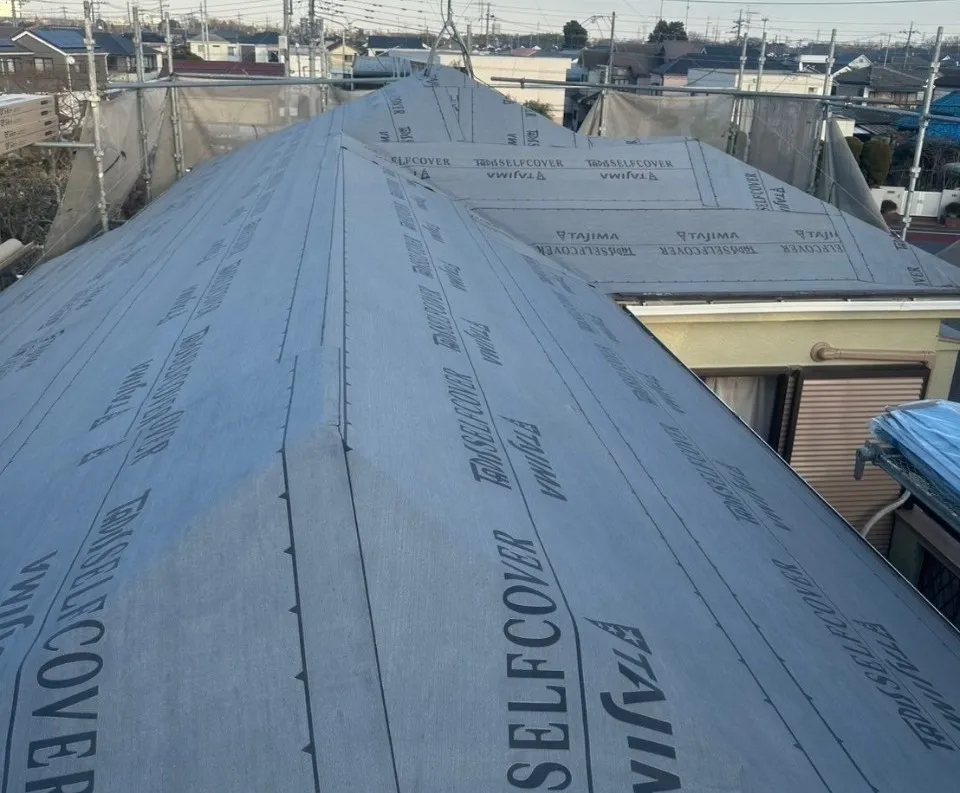 工事の途中の防水シートの施工も高所カメラで...