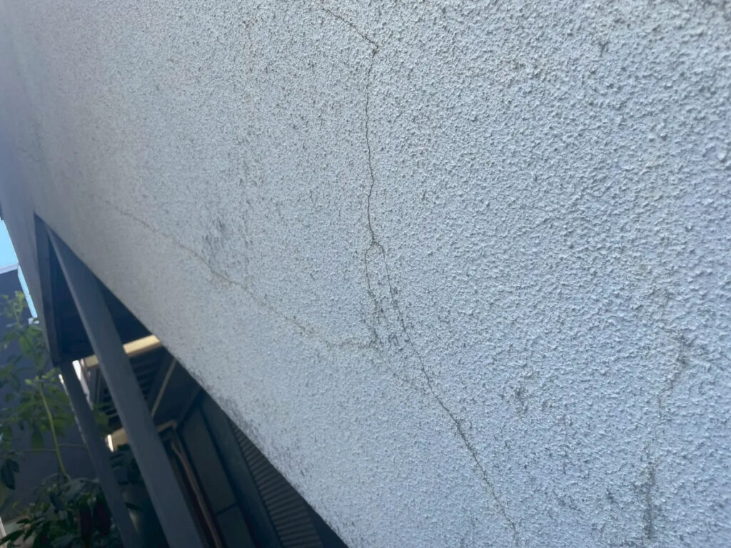 揺れが引き起こす外壁劣化の症状