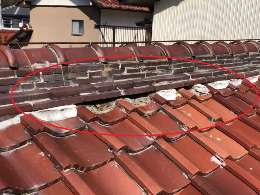 小さなひび割れや欠けが引き起こす雨漏りや瓦ずれのリスク