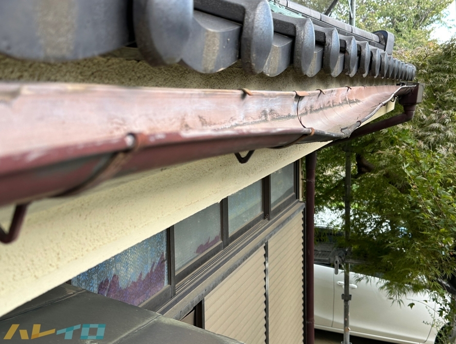 丸山建設株式会社が2021年の積雪被害現場で撮影した、雨樋の歪みが確認できる雪害箇所の写真