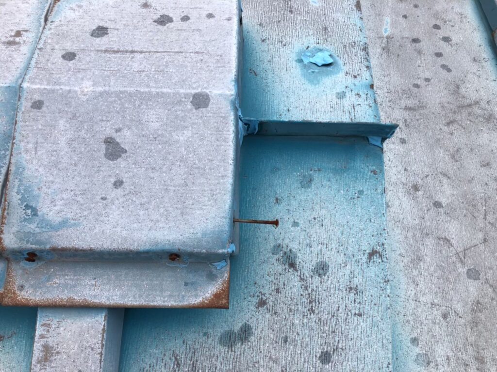 所沢・川越で頻発する棟板金の飛散事故なぜ築10年以上で一気に被害が増えるのかを下地構造と合わせて専門的に説明