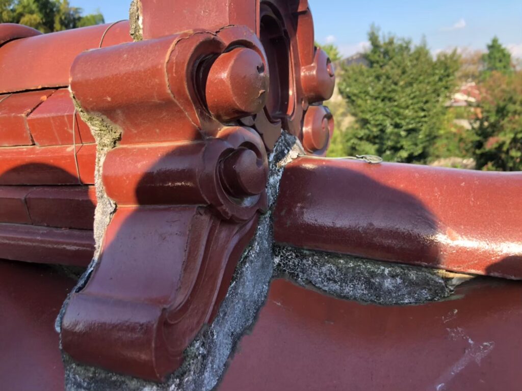 上尾・桶川エリアで意外と多い漆喰の欠落　放置すると屋根内部に浸水し躯体を痛める劣化進行のメカニズムと修理の最適時期