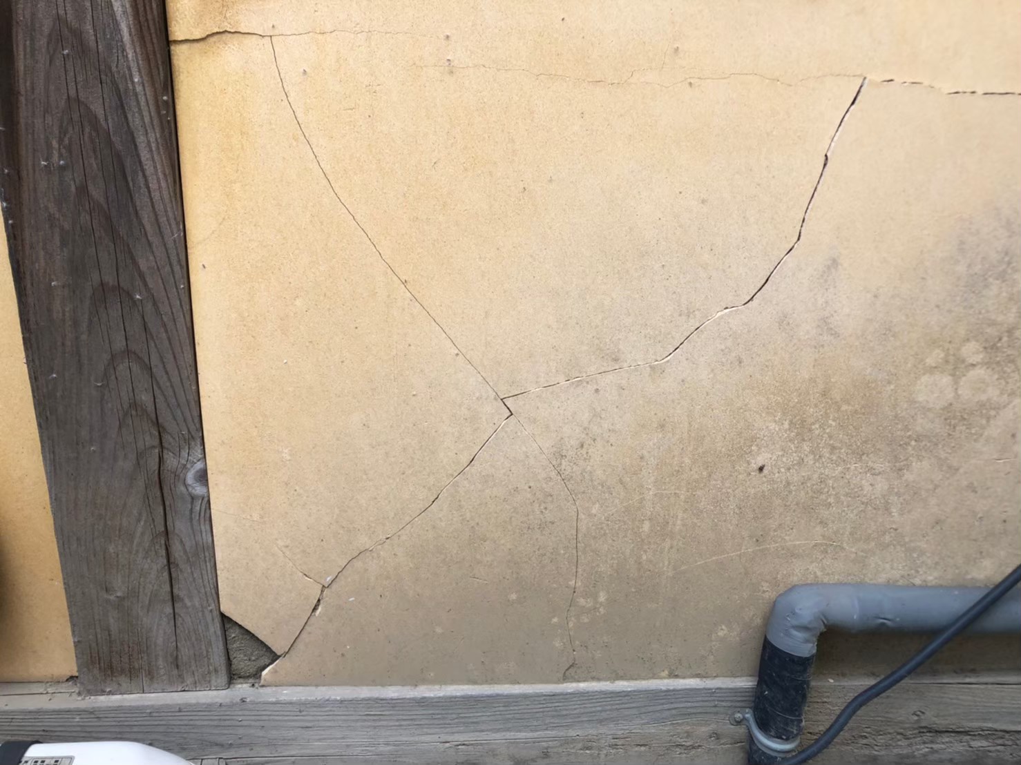 地震の影響により外壁表面がひび割れしている状態