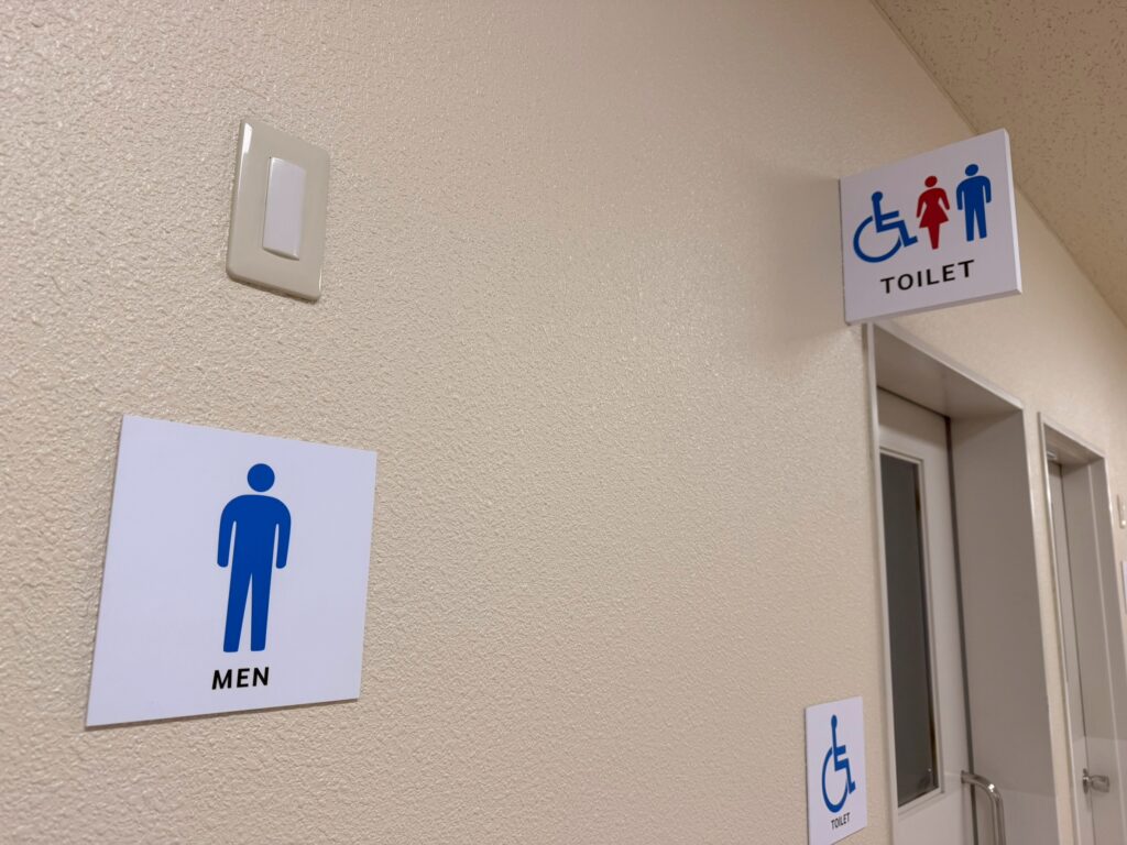 坂戸中央病院の建物の中にあるトイレ室の写真