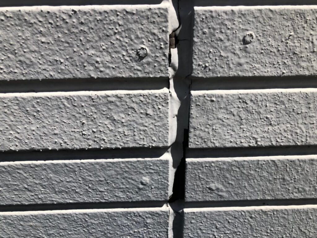 経年劣化によりコーキングが硬化し、ひび割れしている状態