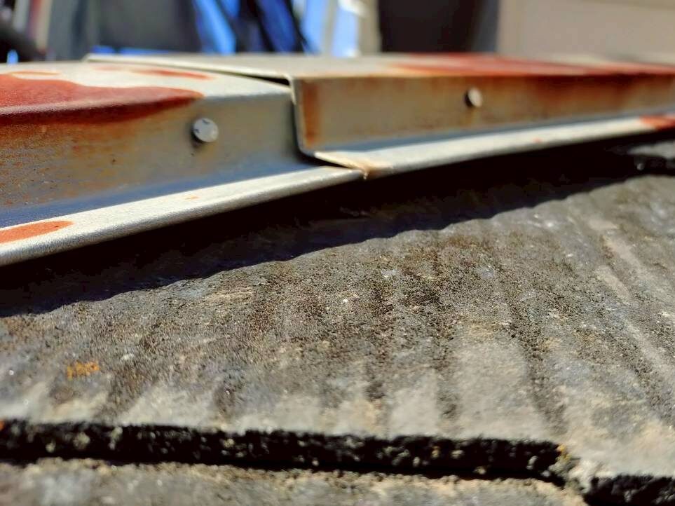 棟板金が浮き上がり、屋根材との間に隙間ができている様子