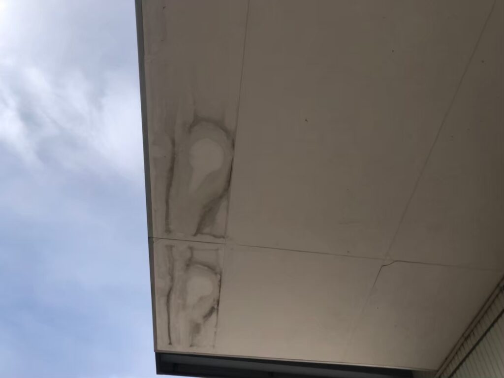 雨漏りによる水分で軒天に茶色い雨染みが生じている状態