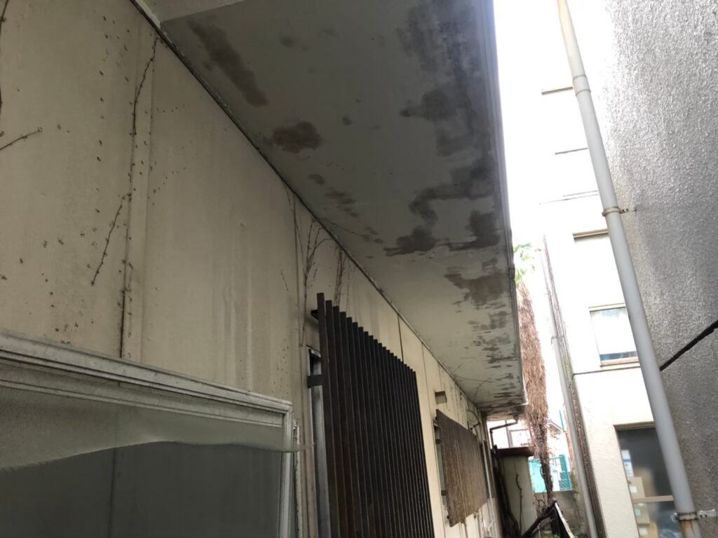 雨漏りによる水分で軒天に茶色い雨染みが生じている状態