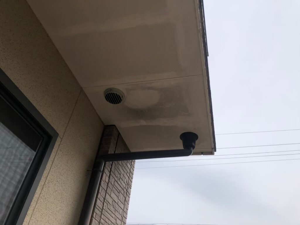 雨漏りの水分で茶色い雨染みが生じた軒天