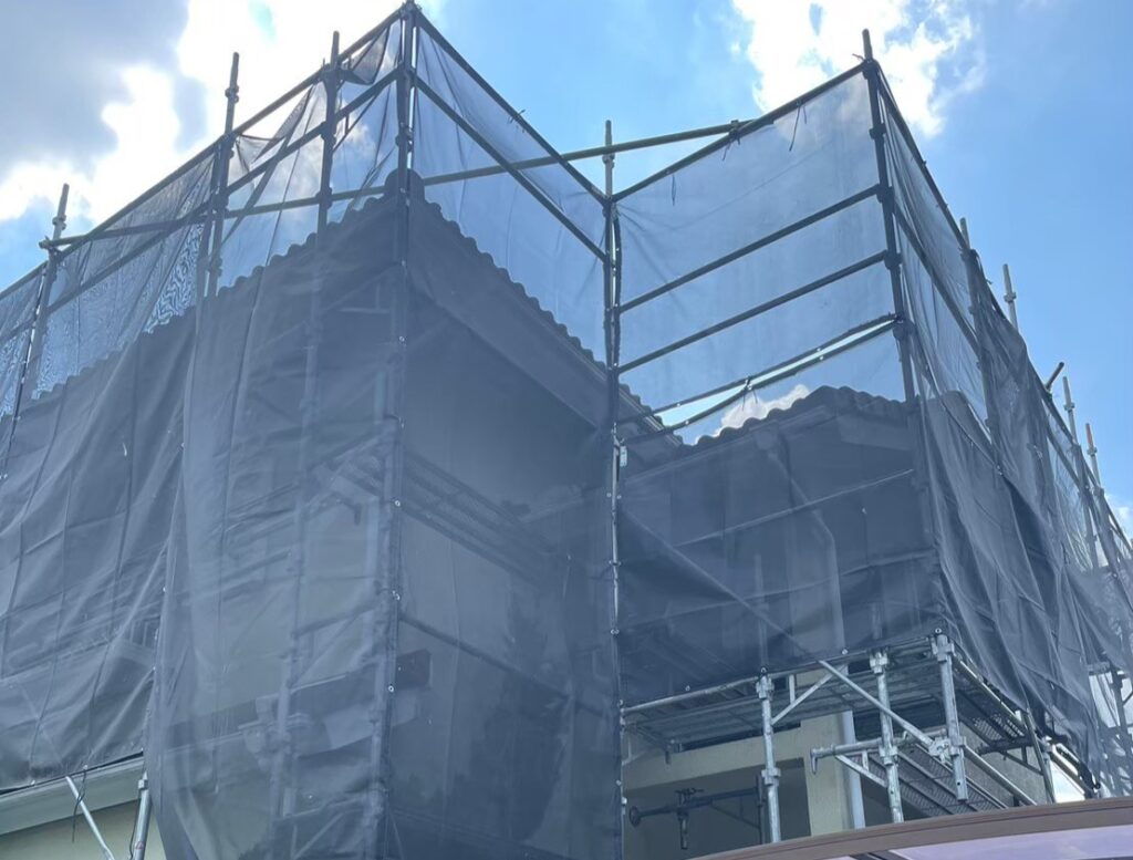 屋根塗装工事の現場で実際に撮影した仮設足場設置の作業写真