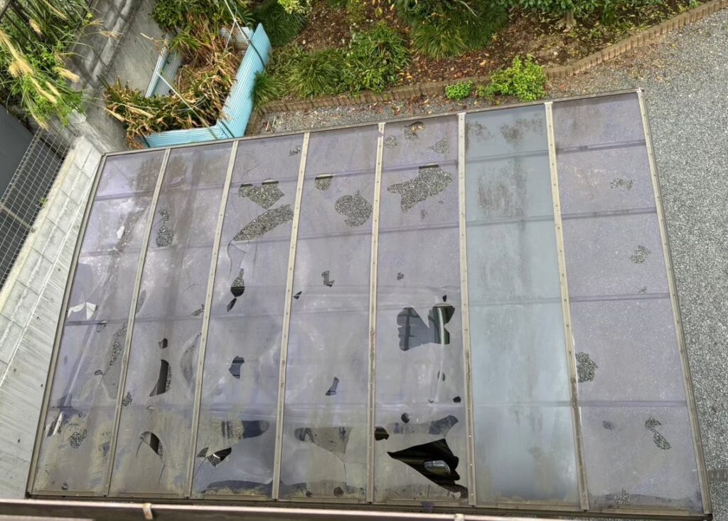カーポート・屋根ポリカーボネート修繕工事の現場で実際に撮影した施工前のカーポート雹被害による穴あきの作業写真