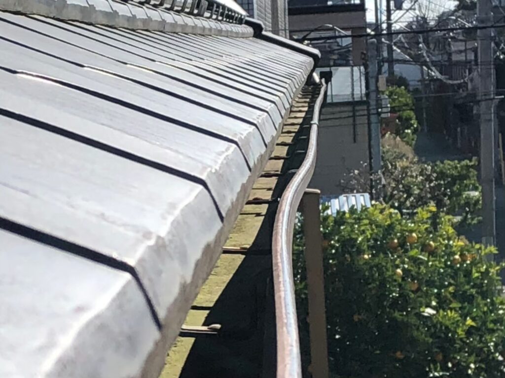 強風で大きく歪んだ雨樋と修理が必要な破損箇所