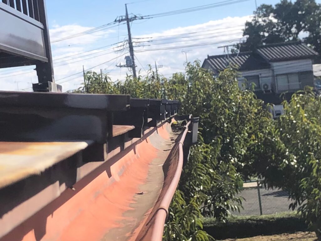 強風で大きく歪んだ雨樋と修理が必要な破損箇所