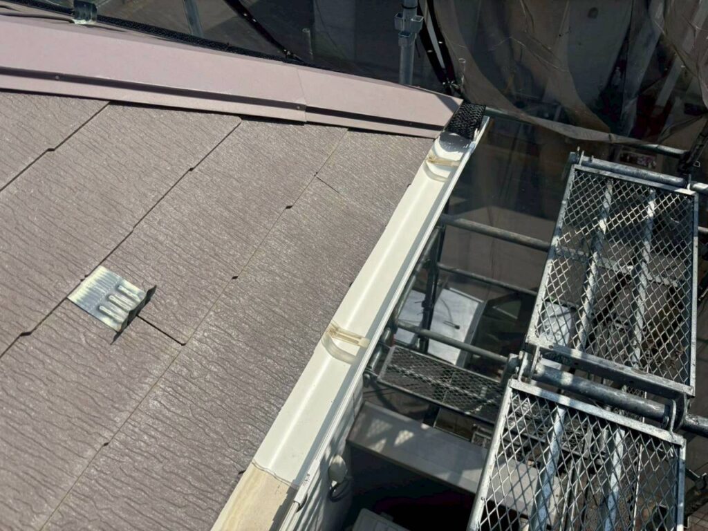 雨樋修繕工事の現場で実際に撮影した軒樋新規取付の作業写真