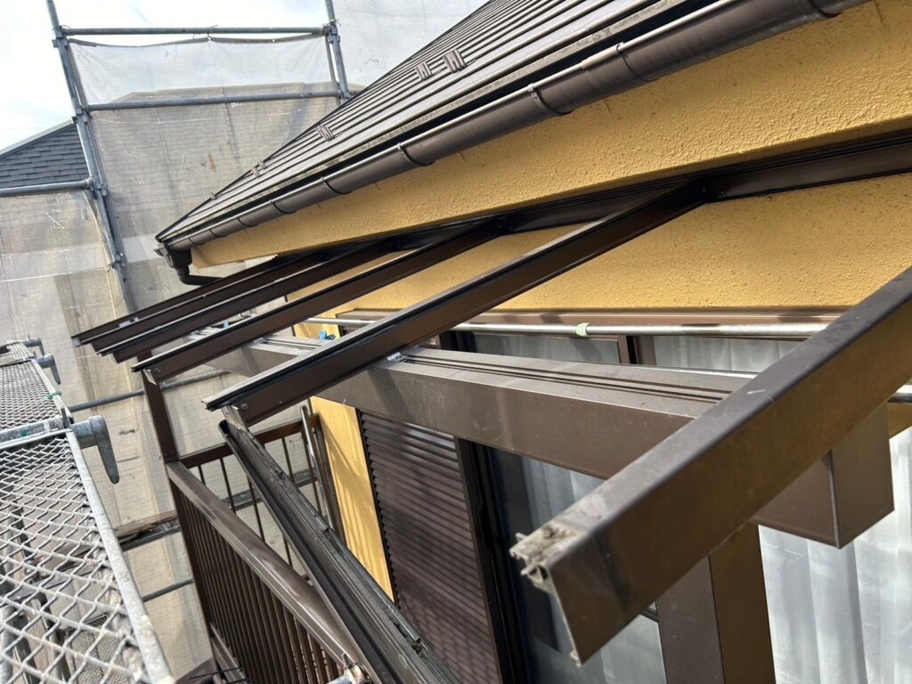 カーポート・屋根ポリカーボネート修繕工事の現場で実際に撮影した屋根側のポリカ材撤去の作業写真