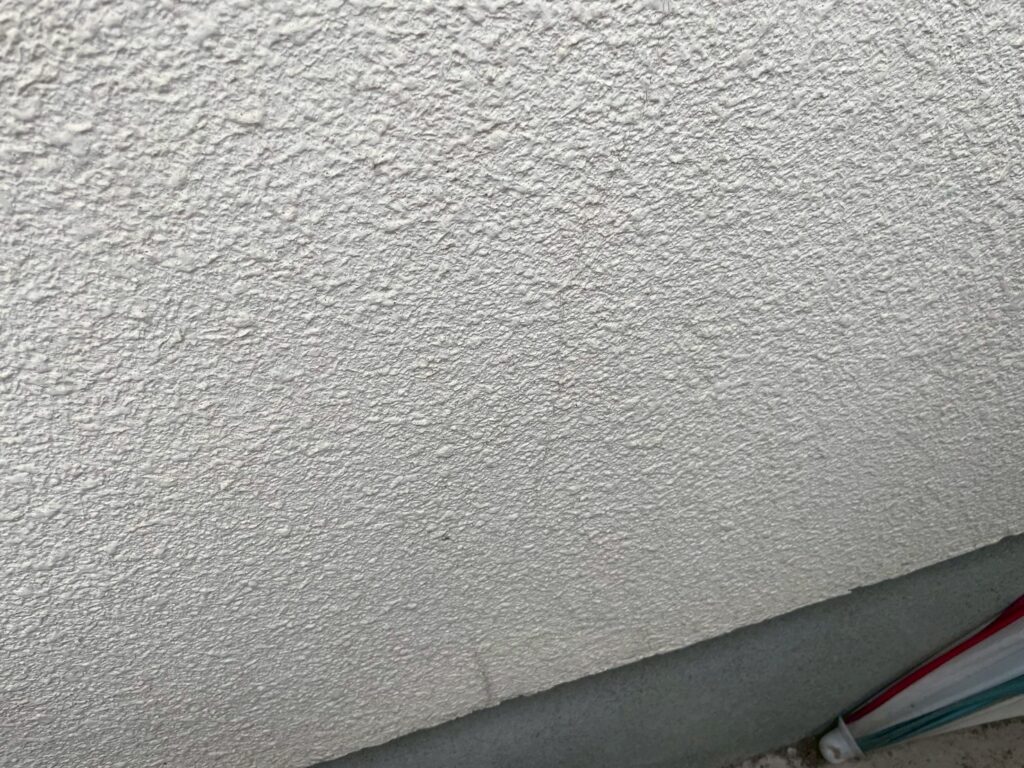 大きなひび割れが生じ雨水が侵入しやすい外壁の劣化状態