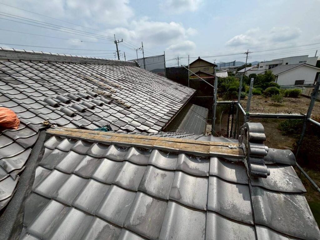 屋根葺き直し工事の現場で実際に撮影した棟瓦一時解体作業写真