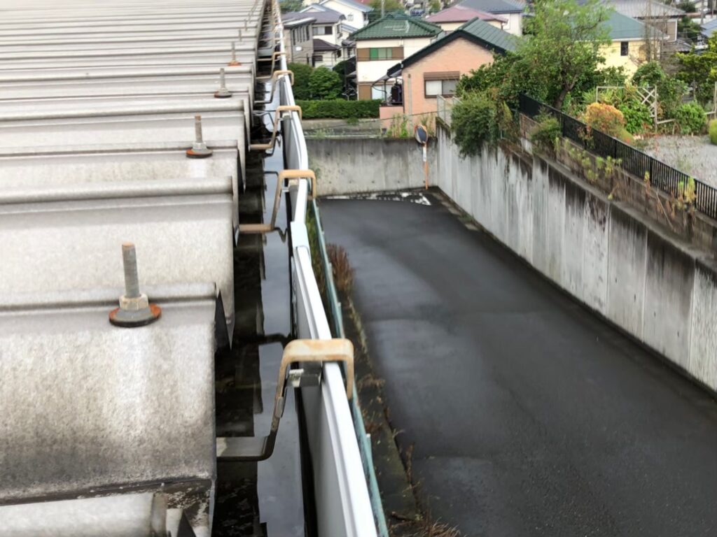 強風で大きく歪んだ雨樋と修理が必要な破損箇所