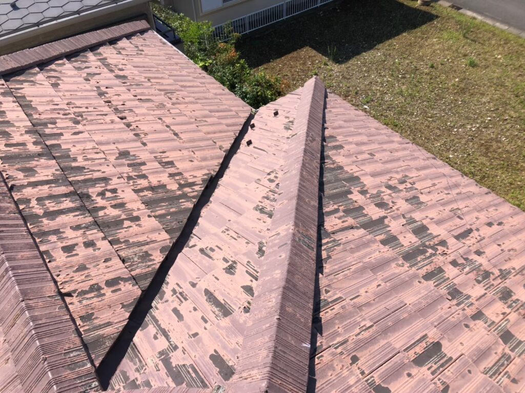 黒ずみ汚れで防水性能の低下が疑われる屋根材