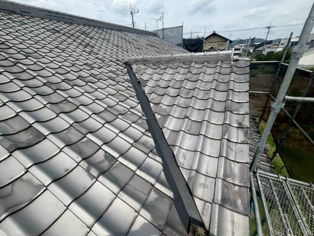 屋根葺き直し工事の現場で実際に撮影した瓦再固定作業写真
