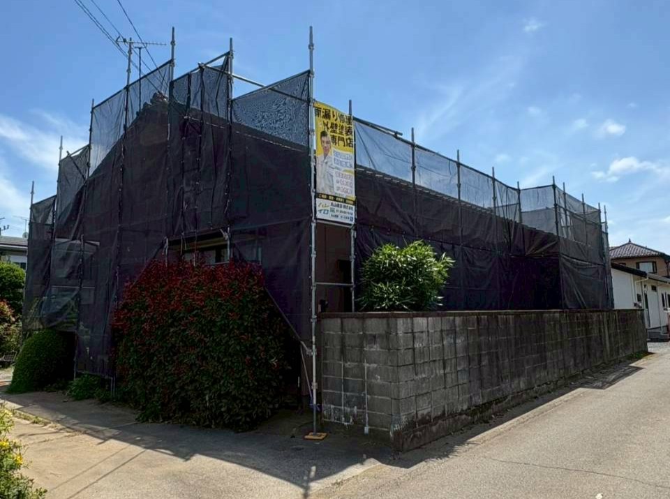 屋根葺き直し工事の現場で実際に撮影した仮設足場設置とメッシュシート設置写真
