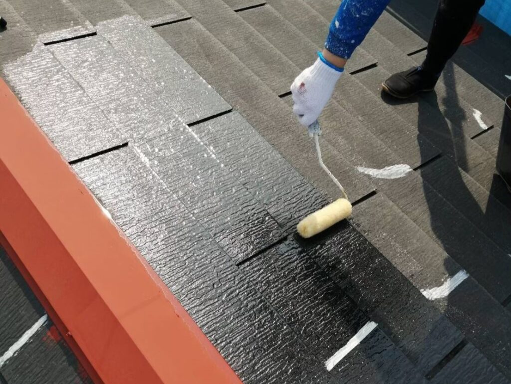 屋根塗装工事の現場で実際に撮影した下塗りの作業写真