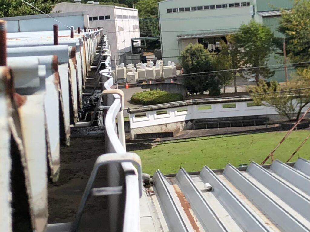 強風で大きく歪んだ雨樋と修理が必要な破損箇所