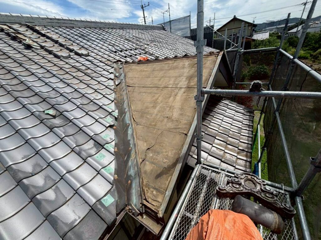 屋根葺き直し工事の現場で実際に撮影した瓦一時撤去作業写真
