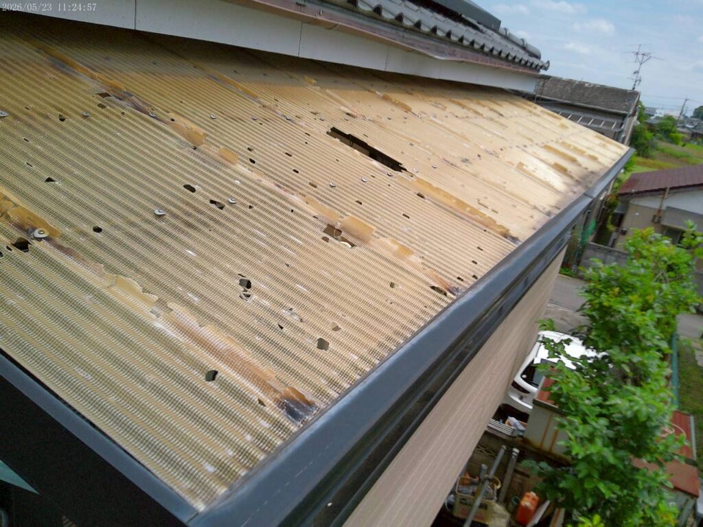 台風の影響で破損した波板屋根
