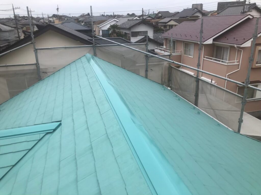 【棟板金修繕工事の現場で実際に撮影した工事前のへこみの作業写真】
