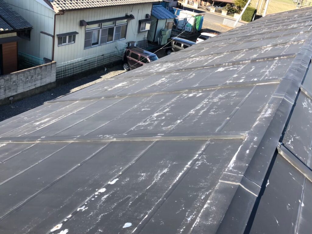 塗膜劣化でツヤを失い色褪せが目立つ屋根