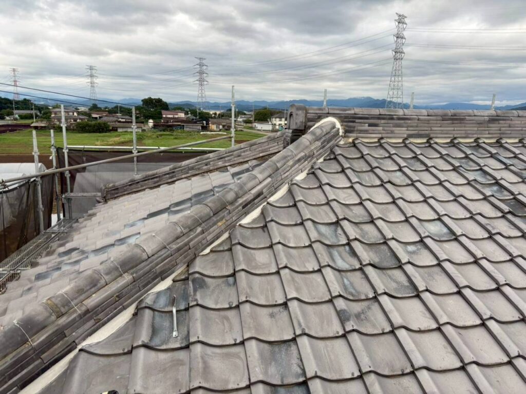 棟瓦積み直し工事の現場で実際に撮影した漆喰施工後の仕上がり確認写真①