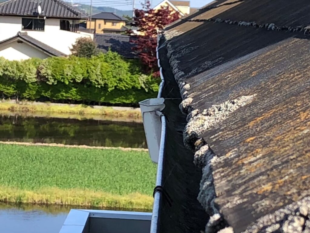 強風で大きく歪んだ雨樋と修理が必要な破損箇所