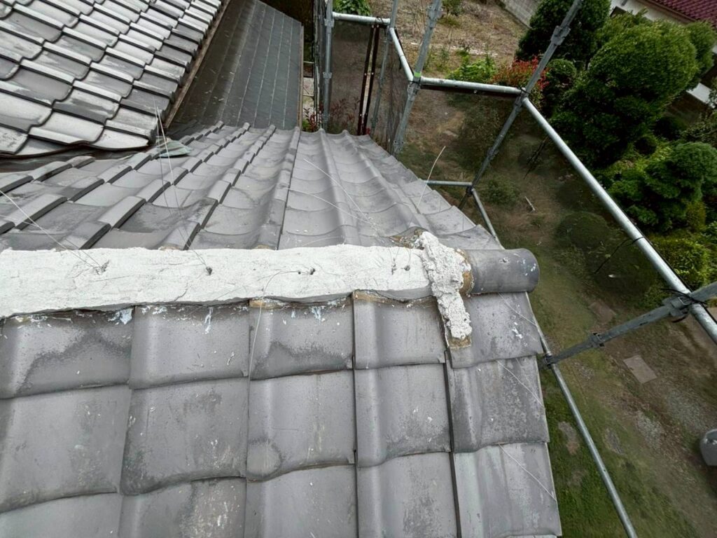 屋根葺き直し工事の現場で実際に撮影した棟瓦の新規下地新設作業写真