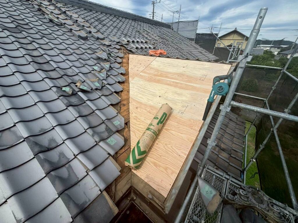 屋根葺き直し工事の現場で実際に撮影した新規下地取付作業写真