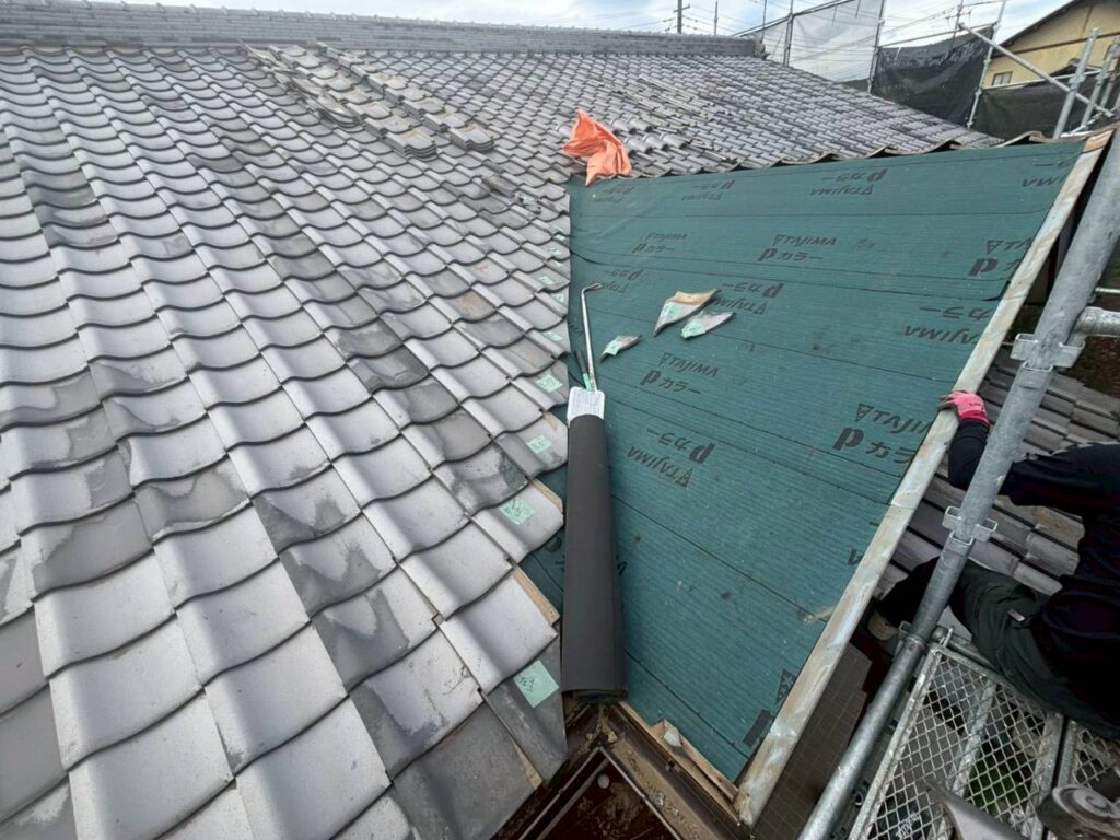 屋根葺き直し工事の現場で実際に撮影した防水シート取付作業写真