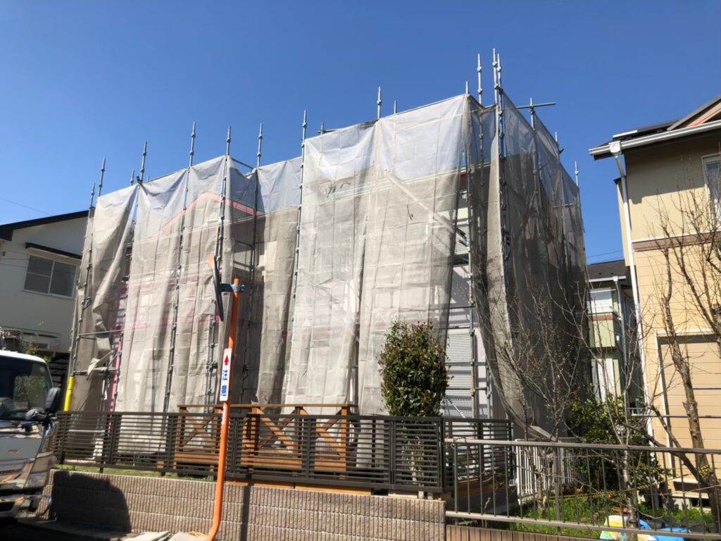 棟板金修繕工事の現場で実際に撮影した仮設足場設置とメッシュシートの作業写真